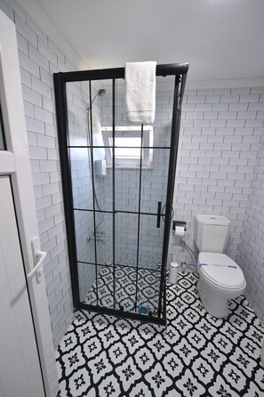 Camera familiare, letti multipli, fumatori, vista giardino | Bagno | Doccia, soffione a pioggia, set di cortesia gratuito, asciugacapelli