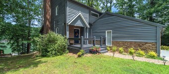 4 BR, 4 BA Lakeside Cabin with Private Dock, Hot tub, and Pool Table!