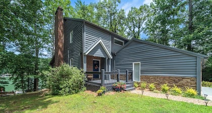4 BR, 4 BA Lakeside Cabin with Private Dock, Hot tub, and Pool Table!