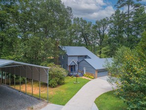 Une maison à deux étages avec un garage fermé et une pelouse bien entretenue.