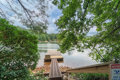 4 BR, 4 BA Lakeside Cabin with Private Dock, Hot tub, and Pool Table!