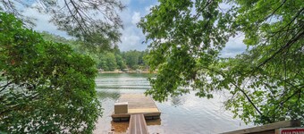 4 BR, 4 BA Lakeside Cabin with Private Dock, Hot tub, and Pool Table!