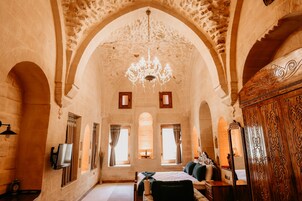 Minibar con artículos gratuitos y caja de seguridad en la habitación 