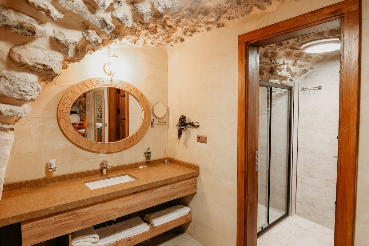 Standard Oda | Banyo | Saç kurutma makinesi, terlik, havlu, sabun