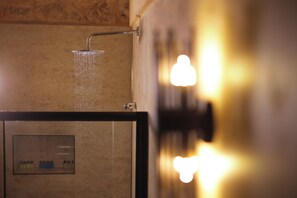 Comfort Suite | Bathroom | Hair dryer, slippers, towels, soap - Kasr-ı Kikan Hotel (Mardin)