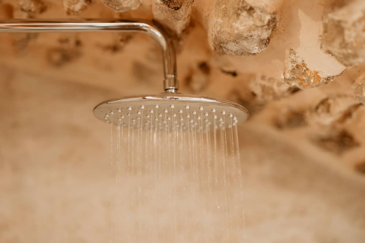 Junior Oda | Banyo | Saç kurutma makinesi, terlik, havlu, sabun