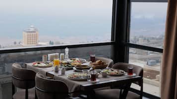 Free daily buffet breakfast