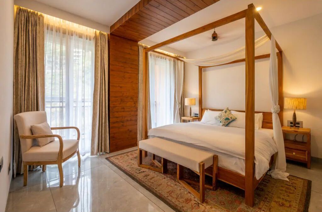 2 bedrooms, desk, WiFi