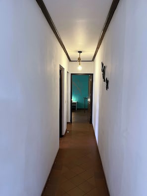 Design-Apartment | Wohnbereich | 30-Zoll-Smart-TV mit Digitalempfang, Fernseher, Netflix