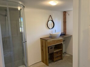 Club Studio | Bathroom | Shower, hydromassage showerhead, hair dryer, towels