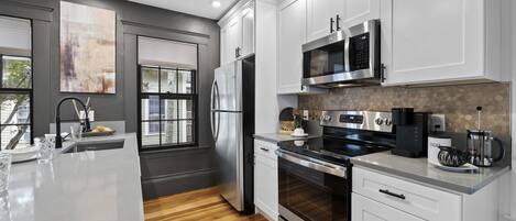 Een koelkast, een microgolfoven, een oven, een kookplaat