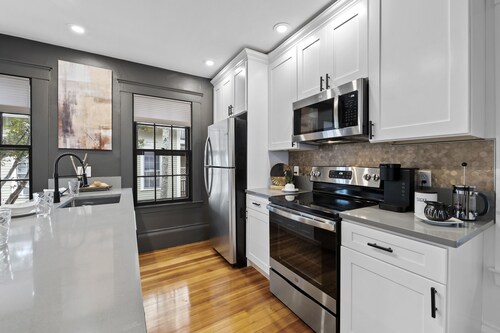 2 Bd/2 Bth with  ·King bed ·2 floors · Private Parking · Downtown Rockport 