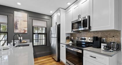 2 Bd/2 Bth with ·King bed ·2 floors · Private Parking · Downtown Rockport