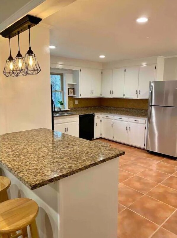 Réfrigérateur, four, plaque de cuisson