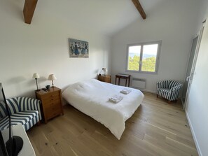 6 bedrooms, desk, iron/ironing board, travel crib