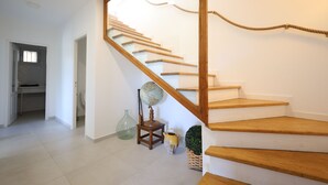 Eine Treppe mit Holzboden und Seilgeländer.