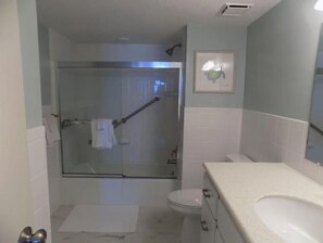 Toallas, jabón, papel de baño 