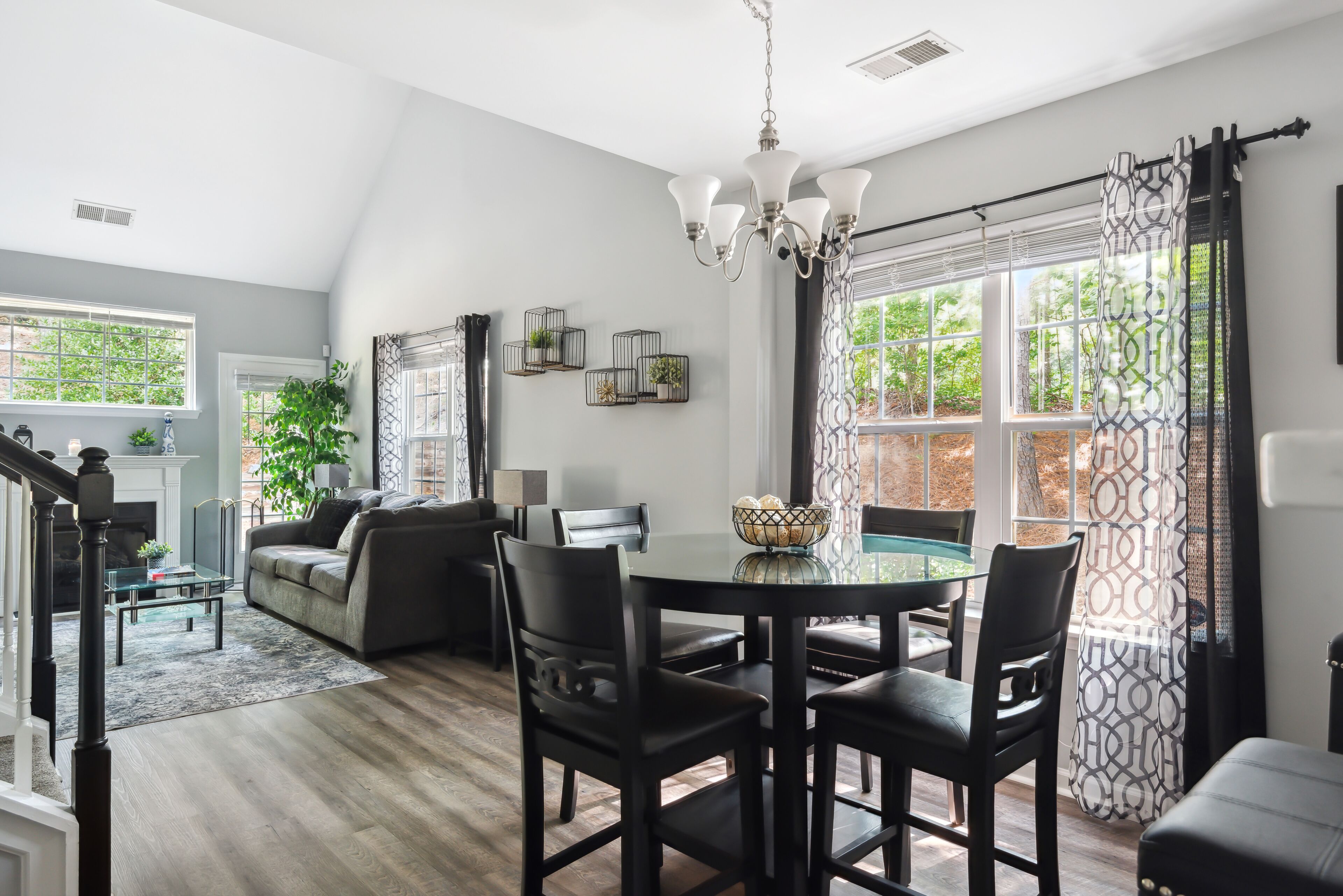 Luxury Townhome in Charlotte-10 min from UNCC, PNC Pavilion and Motor Speedway