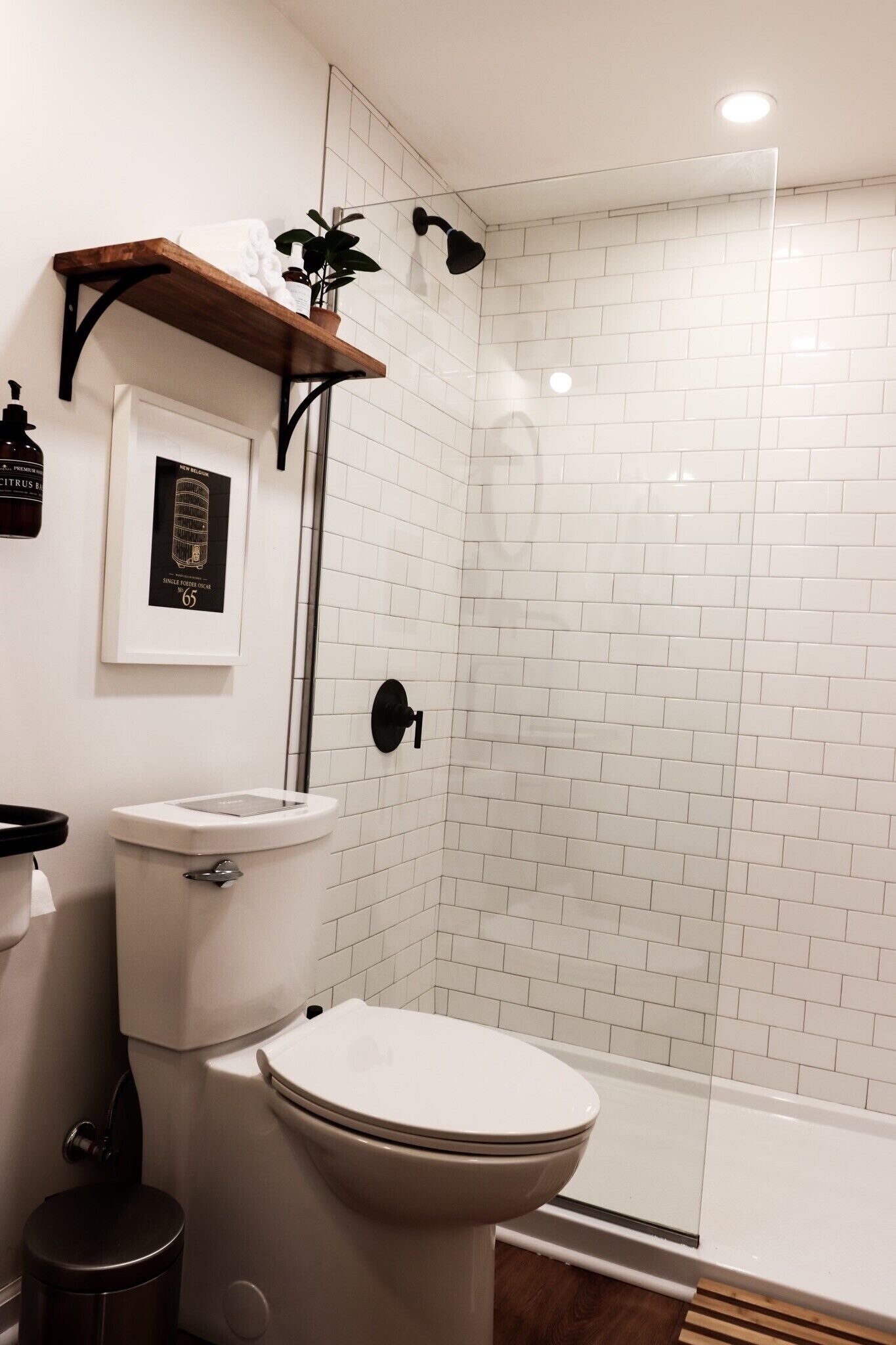 Hårtørrer, håndklæder, Sæbe, Toiletpapir