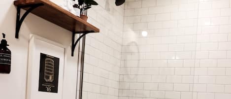 Secadora de cabello, toallas, jabón, papel de baño