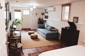 1 bedroom, WiFi, bed sheets - Walkable West Asheville Studio (Asheville)