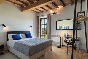 6 bedrooms, desk, iron/ironing board, WiFi