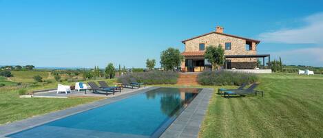 Utendørsbasseng og et oppvarmet basseng