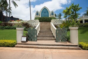 A staircase leading to a building with a pointed arch window and a stone wall. - Ko Olina | Romantic Disney Retreat | Lagoon + Pool (Kapolei)