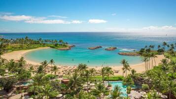 Plage, chaises longues, serviettes de plage