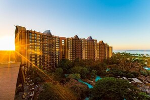 Un hôtel de grande hauteur doté de nombreux balcons, d’une piscine et offrant une vue sur l’océan.