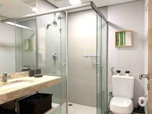 Een douche, een haardroger, handdoeken, zeep
