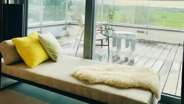 A balcony with a sofa, a table, and chairs. - Luxury 3 bedrooms- Terrace and Parking (Bertrange)