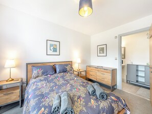 1 bedroom, free WiFi, bed sheets - This is a wonderful, spacious, bright and airy apartment for couples. (Alnwick)