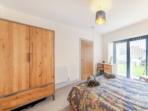 1 bedroom, free WiFi, bed sheets - This is a wonderful, spacious, bright and airy apartment for couples. (Alnwick)