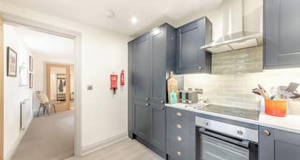 This is a wonderful, spacious, bright and airy apartment for couples.