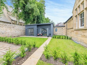 Exterior - This is a wonderful, spacious, bright and airy apartment for couples. (Alnwick)