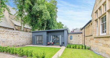 This is a wonderful, spacious, bright and airy apartment for couples.