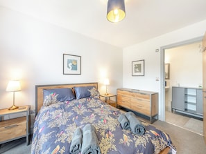 1 bedroom, free WiFi, bed sheets - This is a wonderful, spacious, bright and airy apartment for couples. (Alnwick)