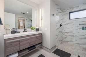 Dusche, Haartrockner, Handtücher, Seife