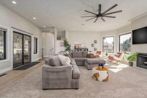 Smart-TV, Kamin, Videospiele, Tischfußball