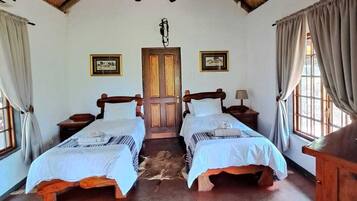 Business Twin Room | In-room safe, individually decorated, individually furnished, desk