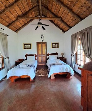Business Twin Room | In-room safe, individually decorated, individually furnished, desk - Trekpad Safaris (Thabazimbi)