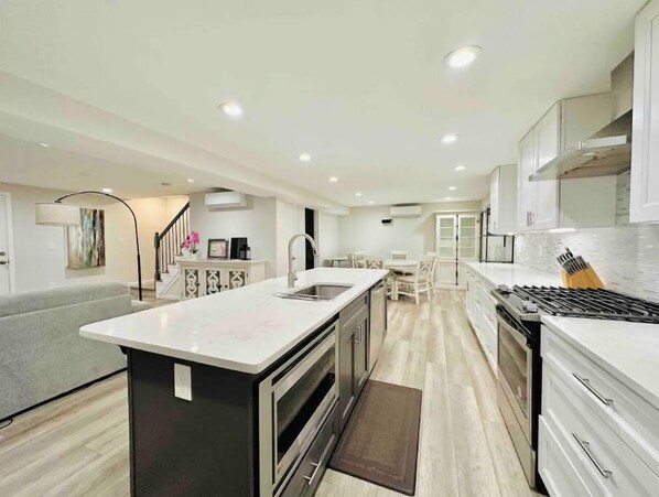 Een koelkast, een magnetron, een oven, een kookplaat