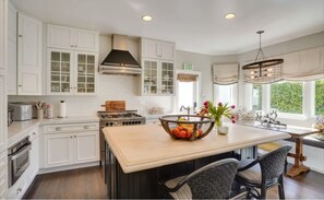 Private kitchen - Coastal Haven in the heart of Laguna Beach (Laguna Beach)