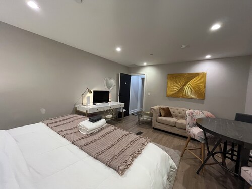 Whole Place 6 Bedroom 4 Bath - Sleeps 16 - 10m airport chs - D