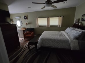 3 bedrooms, iron/ironing board, WiFi, bed sheets - Colorful Creation (Columbus)