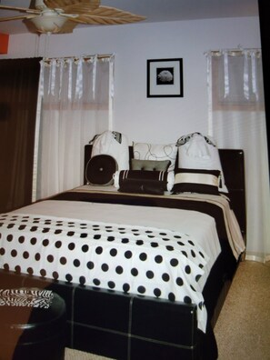 3 bedrooms, desk, iron/ironing board, free WiFi - Unique and Chic home. rooftop deck, near lakefront. Easy commute to downtown. (Chicago)