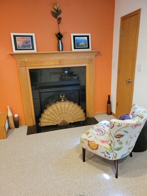 Interior - Unique and Chic home. rooftop deck, near lakefront. Easy commute to downtown. (Chicago)