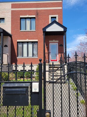 Exterior - Unique and Chic home. rooftop deck, near lakefront. Easy commute to downtown. (Chicago)