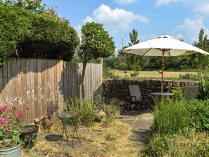 Outdoor dining - 2 bedroom accommodation in Kirkburton, near Huddersfield (Kirkburton, near Huddersfield)